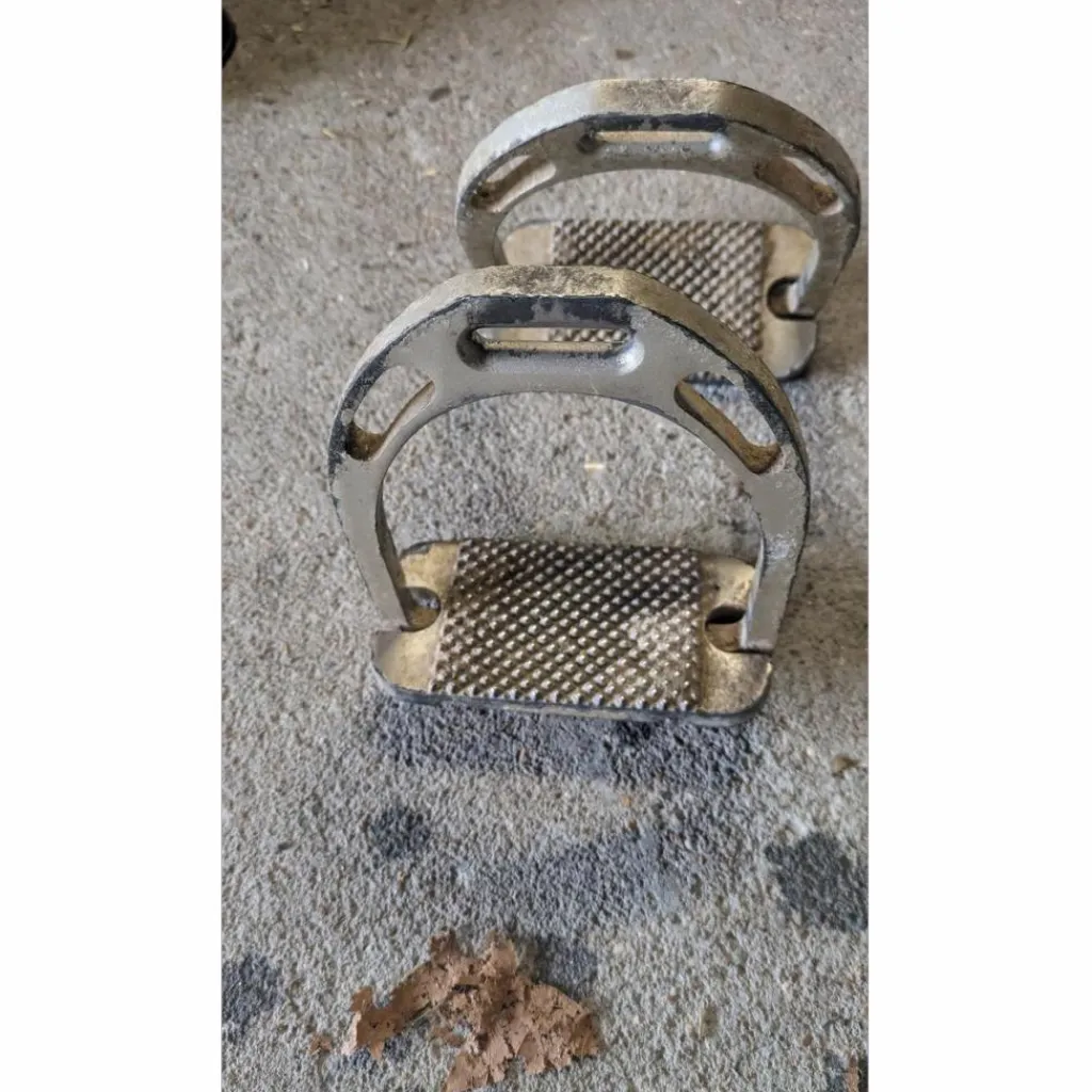 1 paire d'étriers . État correct. 15*Padd Outlet