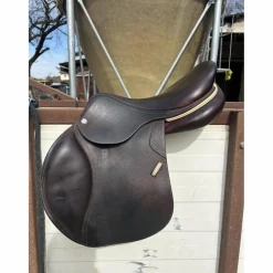 À vendre : Selle CDW 17.5" couleur chocolat - 2022*CWD Best