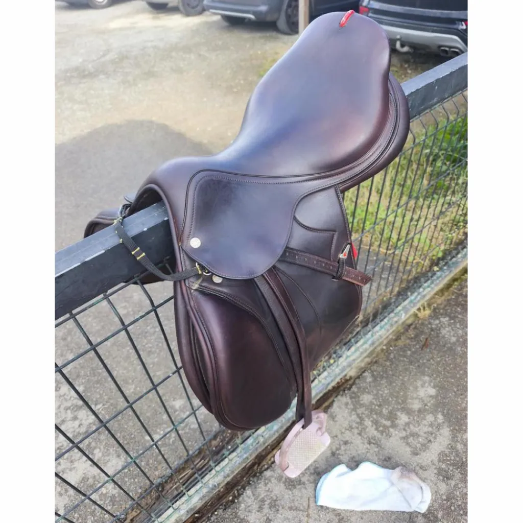 À VENDRE : Selle Équipe Évolution Spéciale – 17,5 pouces*Equipe Best