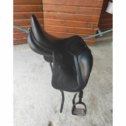 A vendre selle neuve de dressage noir*Antares Sale