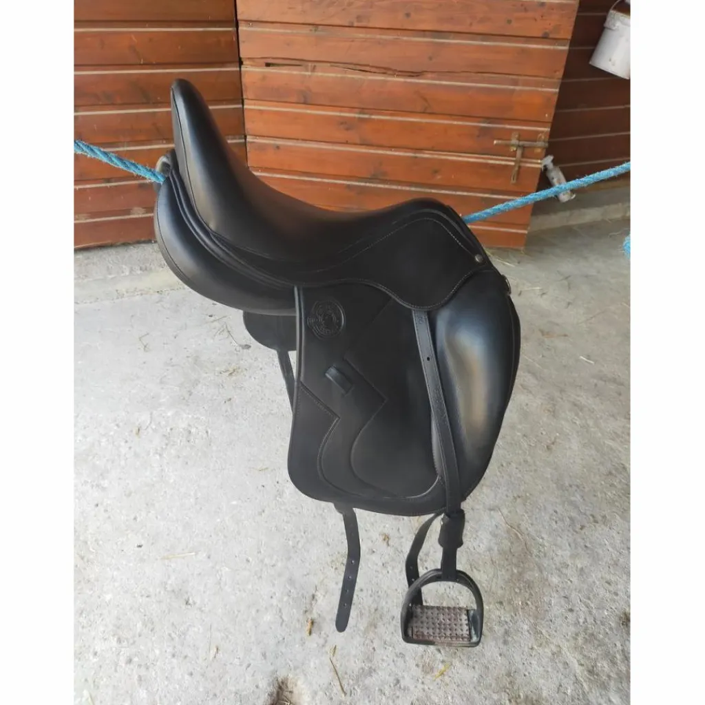 A vendre selle neuve de dressage noir*Antares Sale