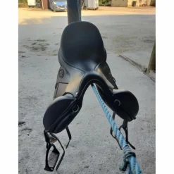 A vendre selle neuve de dressage noir*Antares Sale
