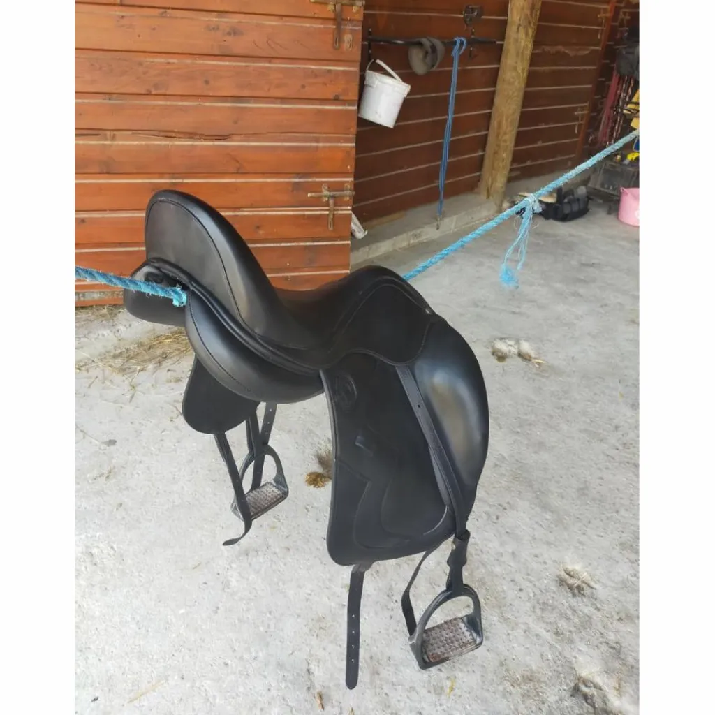 A vendre selle neuve de dressage noir*Antares Sale