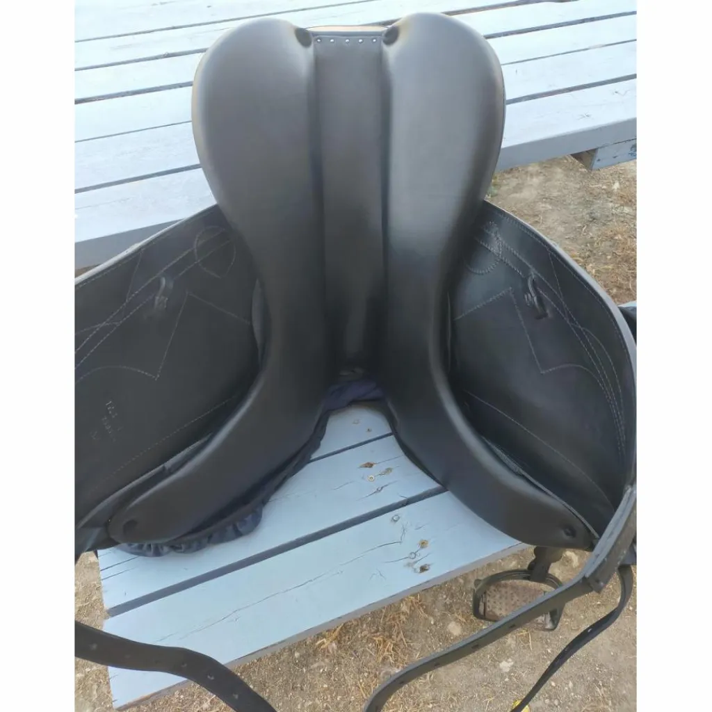 A vendre selle neuve de dressage noir*Antares Sale