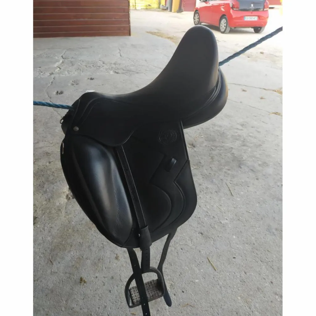 A vendre selle neuve de dressage noir*Antares Sale