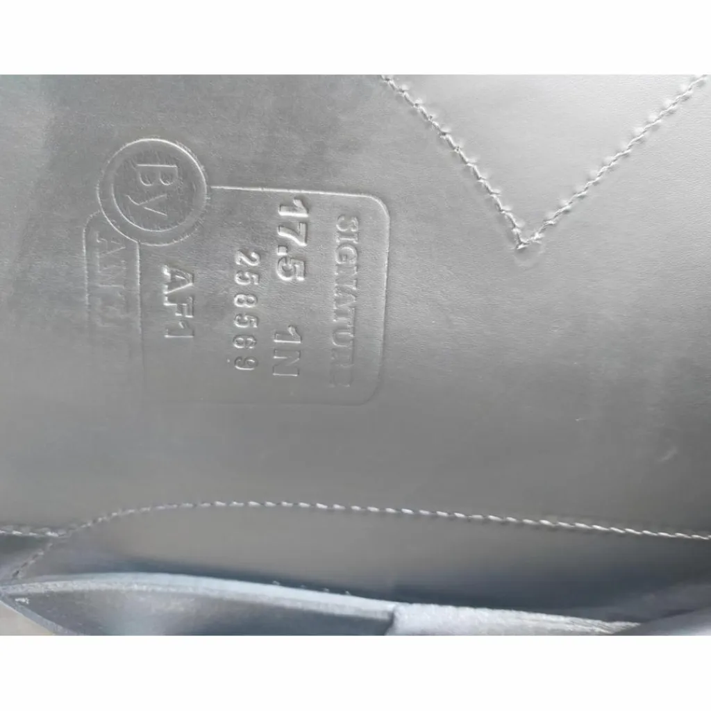 A vendre selle neuve de dressage noir*Antares Sale