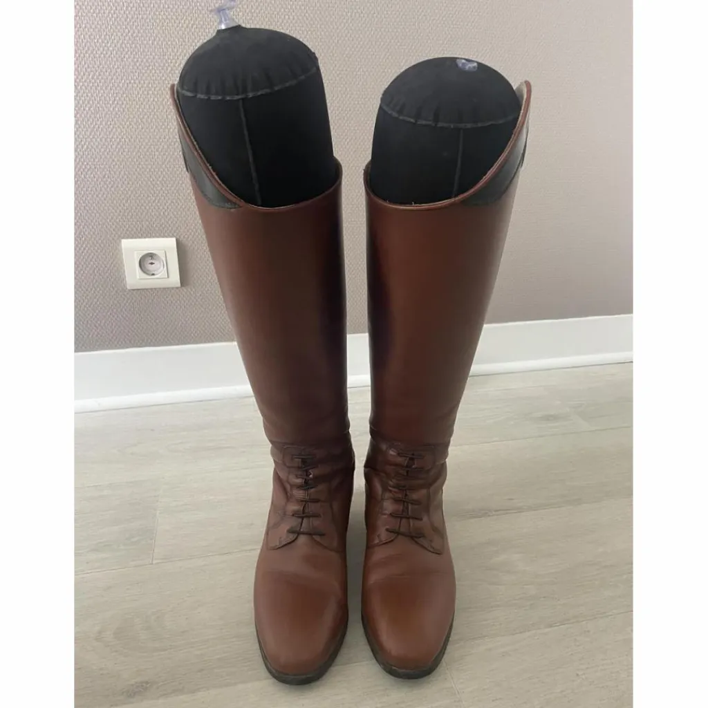 - Marque inconnue - Bottes>Bottes d'équitation Hathor Bottier sur mesure, cognac, verni noir, de 2021, en superbe état général