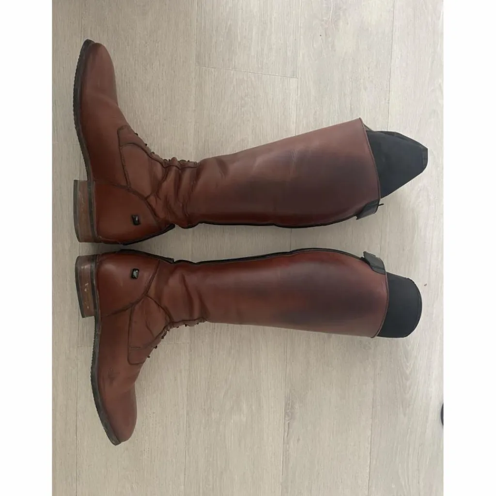 - Marque inconnue - Bottes>Bottes d'équitation Hathor Bottier sur mesure, cognac, verni noir, de 2021, en superbe état général