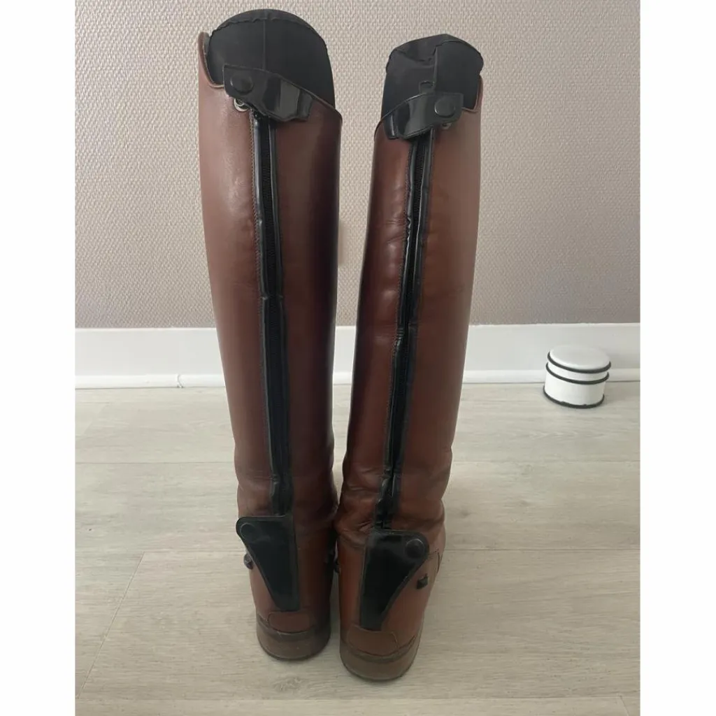 - Marque inconnue - Bottes>Bottes d'équitation Hathor Bottier sur mesure, cognac, verni noir, de 2021, en superbe état général