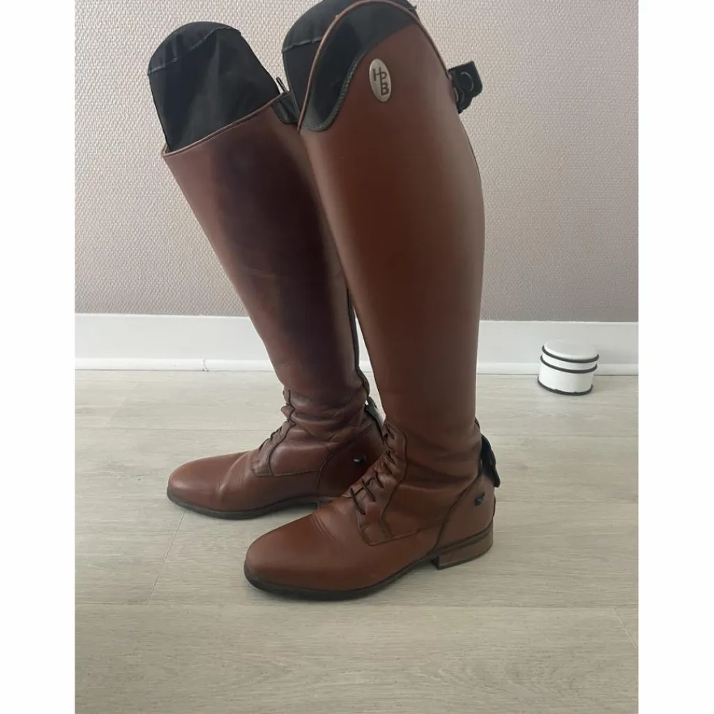 - Marque inconnue - Bottes>Bottes d'équitation Hathor Bottier sur mesure, cognac, verni noir, de 2021, en superbe état général