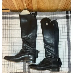 Tattini Bottes><noscript><img width=