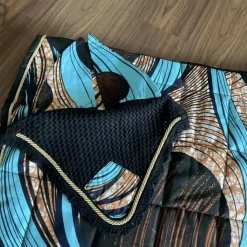 - Marque inconnue - Ensemble Tapis + Bonnet>Ensemble composé d’un tapis, d’un bonnet et d’un sac de pansage