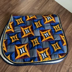 Ensemble composé d’un tapis, d’un bonnet et d’un sac de pansage*- Marque inconnue -