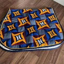 Ensemble composé d’un tapis, d’un bonnet et d’un sac de pansage*- Marque inconnue -