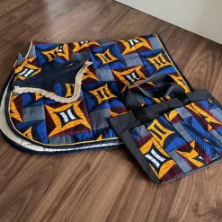 Ensemble composé d’un tapis, d’un bonnet et d’un sac de pansage*- Marque inconnue -