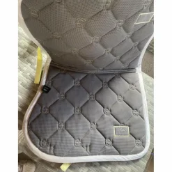 Equestrian Stockholm Ensemble Tapis + Bonnet><noscript><img width=
