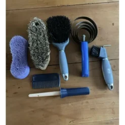 Lot de 7 accessoires de pansage*- Marque inconnue - Sale