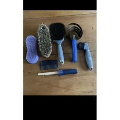 Lot de 7 accessoires de pansage*- Marque inconnue - Sale