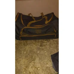 lots sac a roulette+boite de pansage +botte en cuire et sac a botte +protège dos cross +bombe et cravache et protection*Fouganza Online