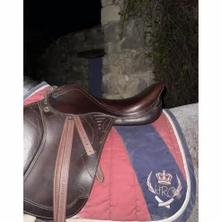 Paire d'étrivières de la marque en cuir brun.*Prestige Best