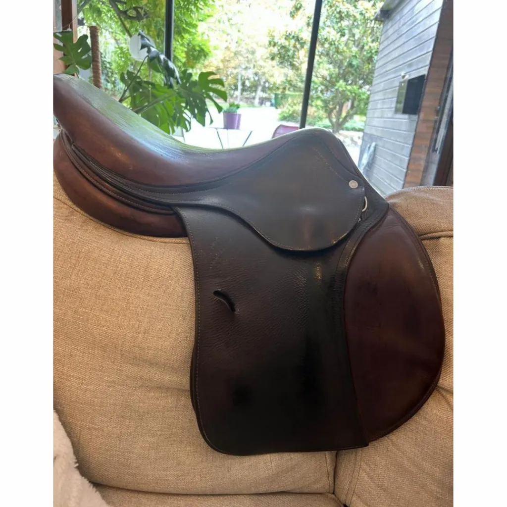 Antares Selles D'Obstacle>selle close contact