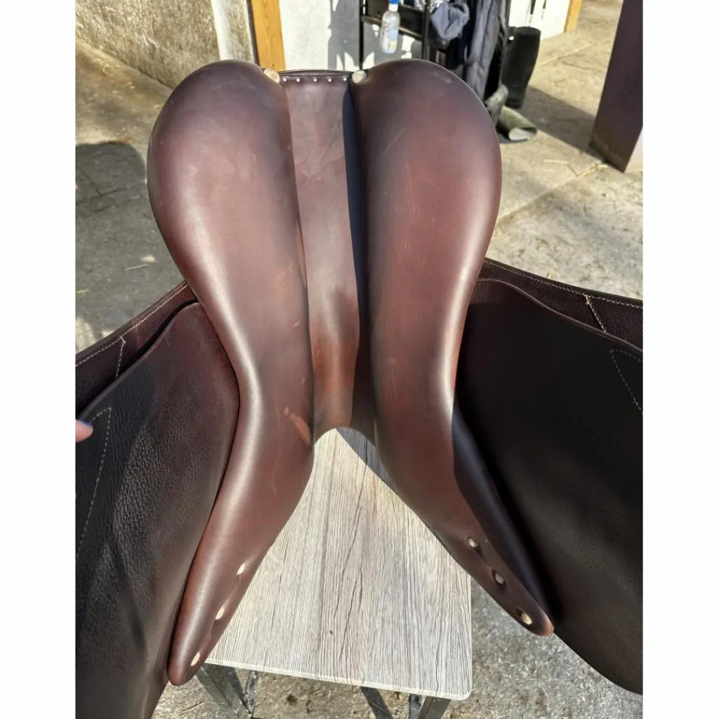 Selle marron signature taille 17,5*Antares