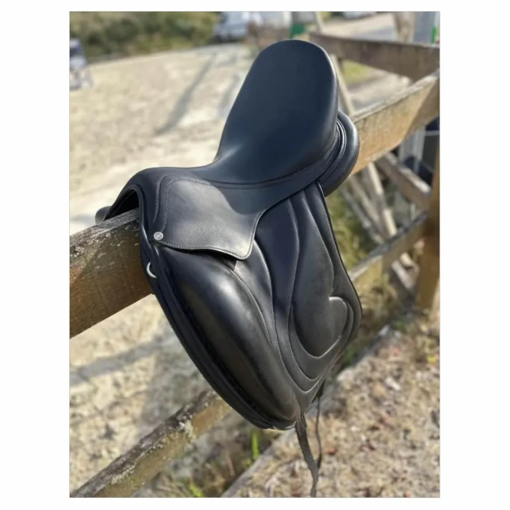 Lauria Garrelli Selles De Dressage>Selle de Dressage Antares cadence 17’´
