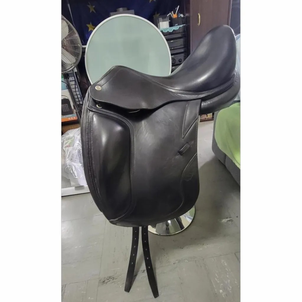 CWD Selles De Dressage>Selle de dressage 17" SE08 Noir monoquartier