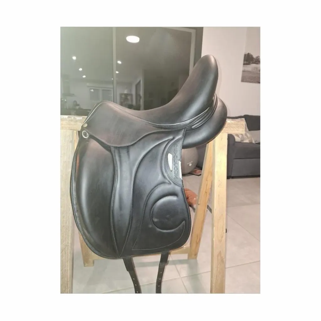 Selle de dressage Loreak – 2017 – 17,5" / Quartiers 3A – Très bon état*Devoucoux Sale