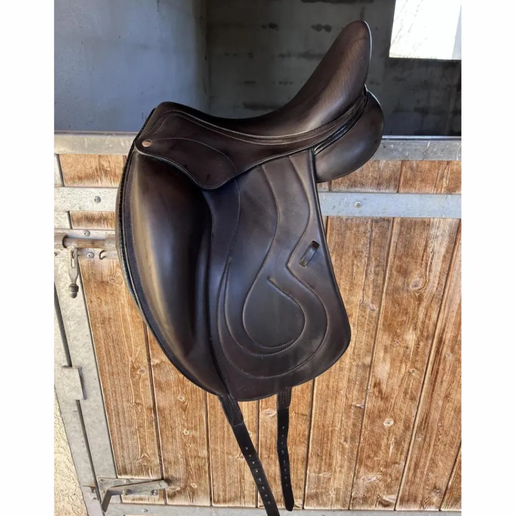 Selle de dressage noire 2022*- Marque inconnue - Hot