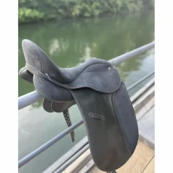 Selle de dressage synthétique 17 pouces*Kramer Outlet