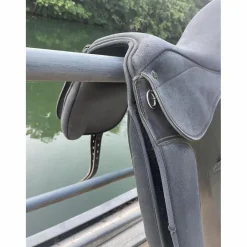 Selle de dressage synthétique 17 pouces*Kramer Outlet