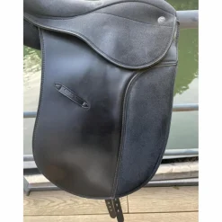 Selle de dressage synthétique 17 pouces*Kramer Outlet