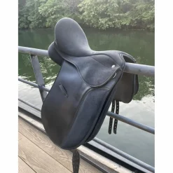Selle de dressage synthétique 17 pouces*Kramer Outlet