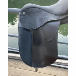 Selle de dressage synthétique 17 pouces*Kramer Outlet