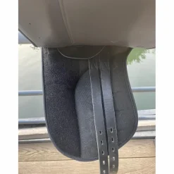 Selle de dressage synthétique 17 pouces*Kramer Outlet