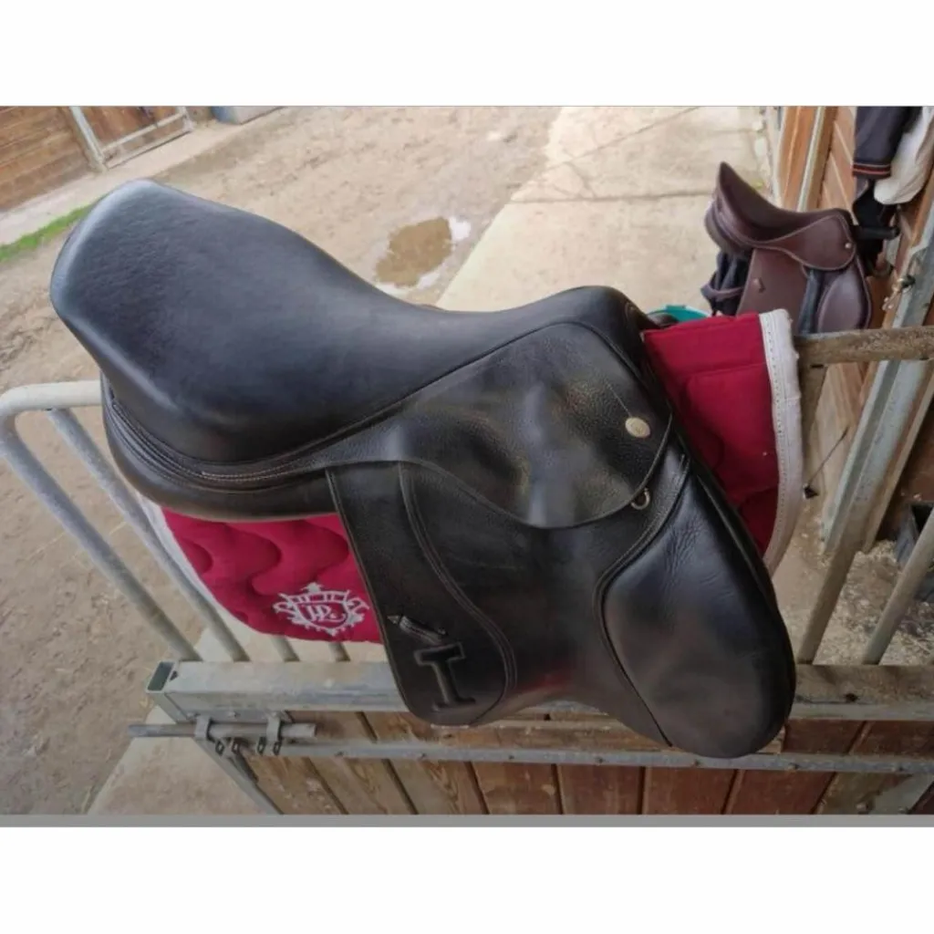 Selle Noir Excellent État*Ikonic