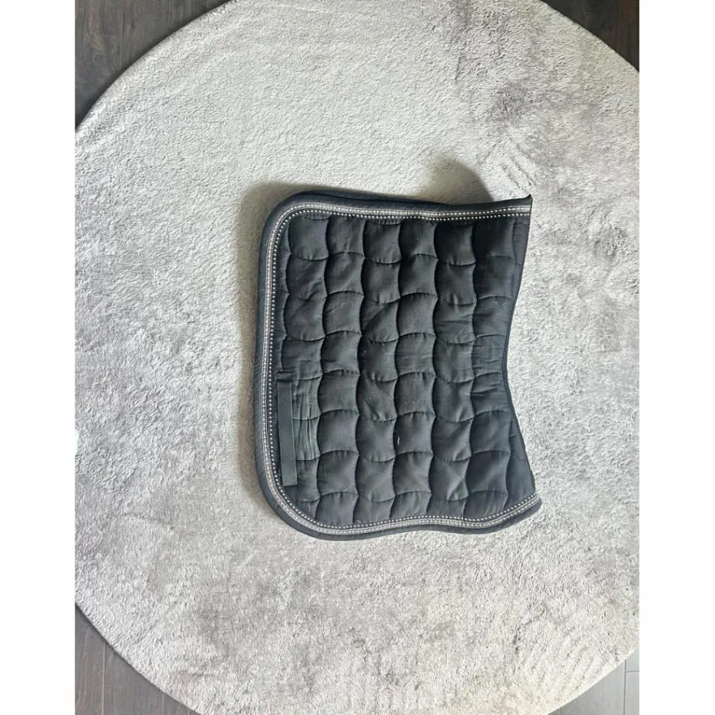tapis noir*Harcour Hot