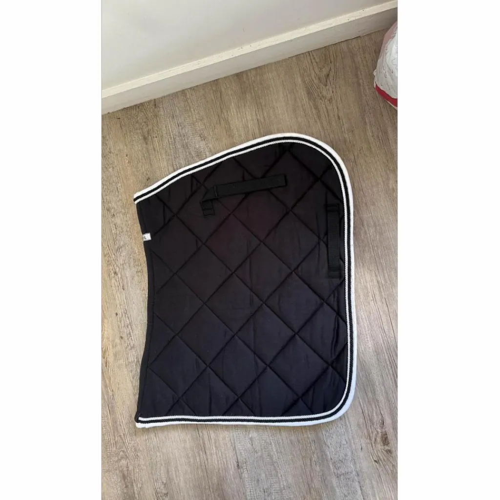 tapis noir et blanc*HFI Online